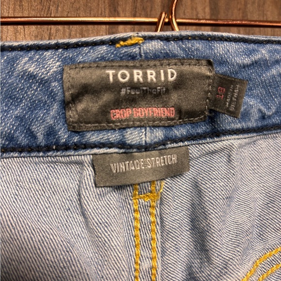 Torrid Crop Boyfriend Jeans Size Light Wash Distressed Raw Hem Vintage Stretch - Picture 5 of 10